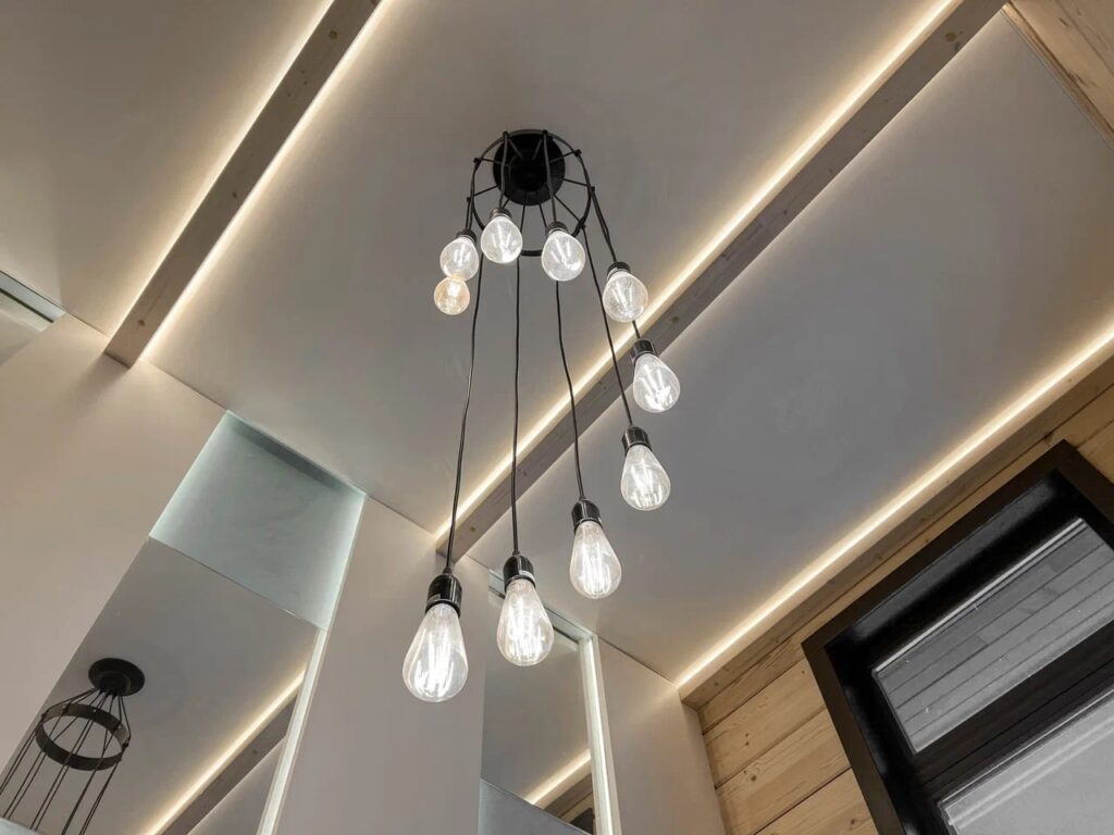 Дизайнерская люстра и LED-подсветка — электрика премиум-интерьера