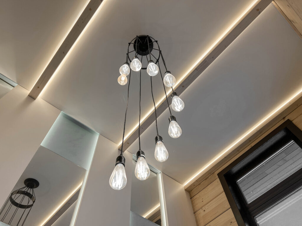 Дизайнерская люстра и LED-подсветка — электрика премиум-интерьера